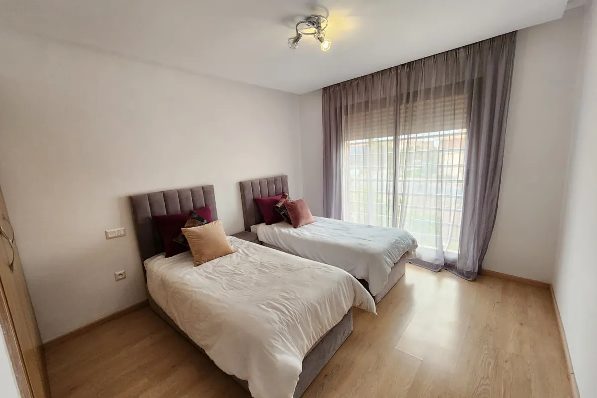 À louer — Appartement haut standing meublé 92 m² avec terrasse, Agdal