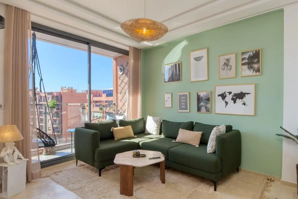 Séjour après travaux — façade ouverte, rénovation par GMA Properties à Marrakech