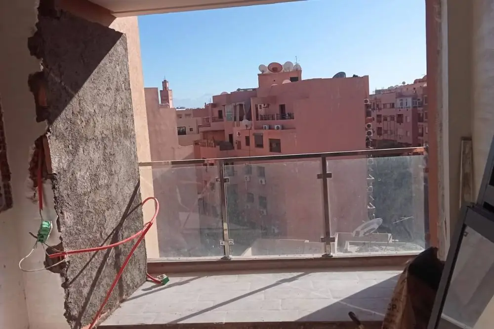 Séjour avant travaux — appartement à rénover à Marrakech