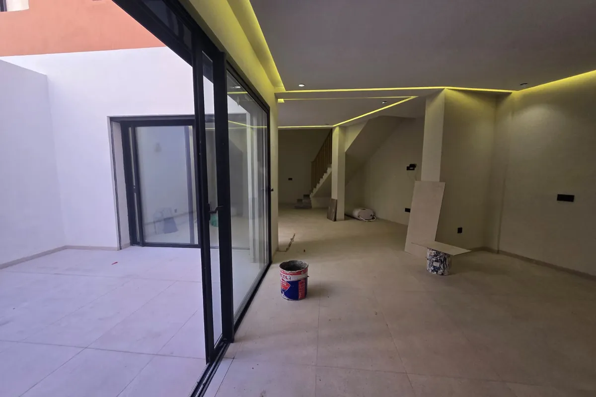 Duplex neuf 109 m² avec cour privée et séjour double hauteur — Guéliz