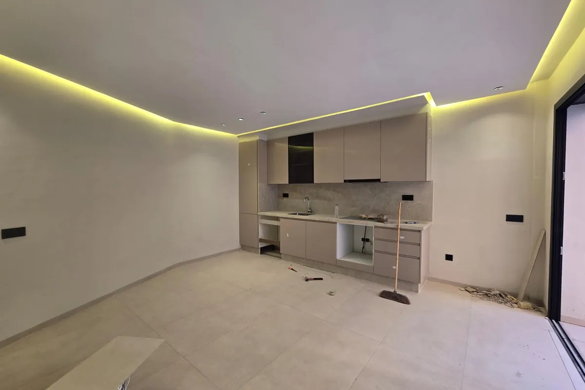 Duplex neuf 109 m² avec cour privée et séjour double hauteur — Guéliz