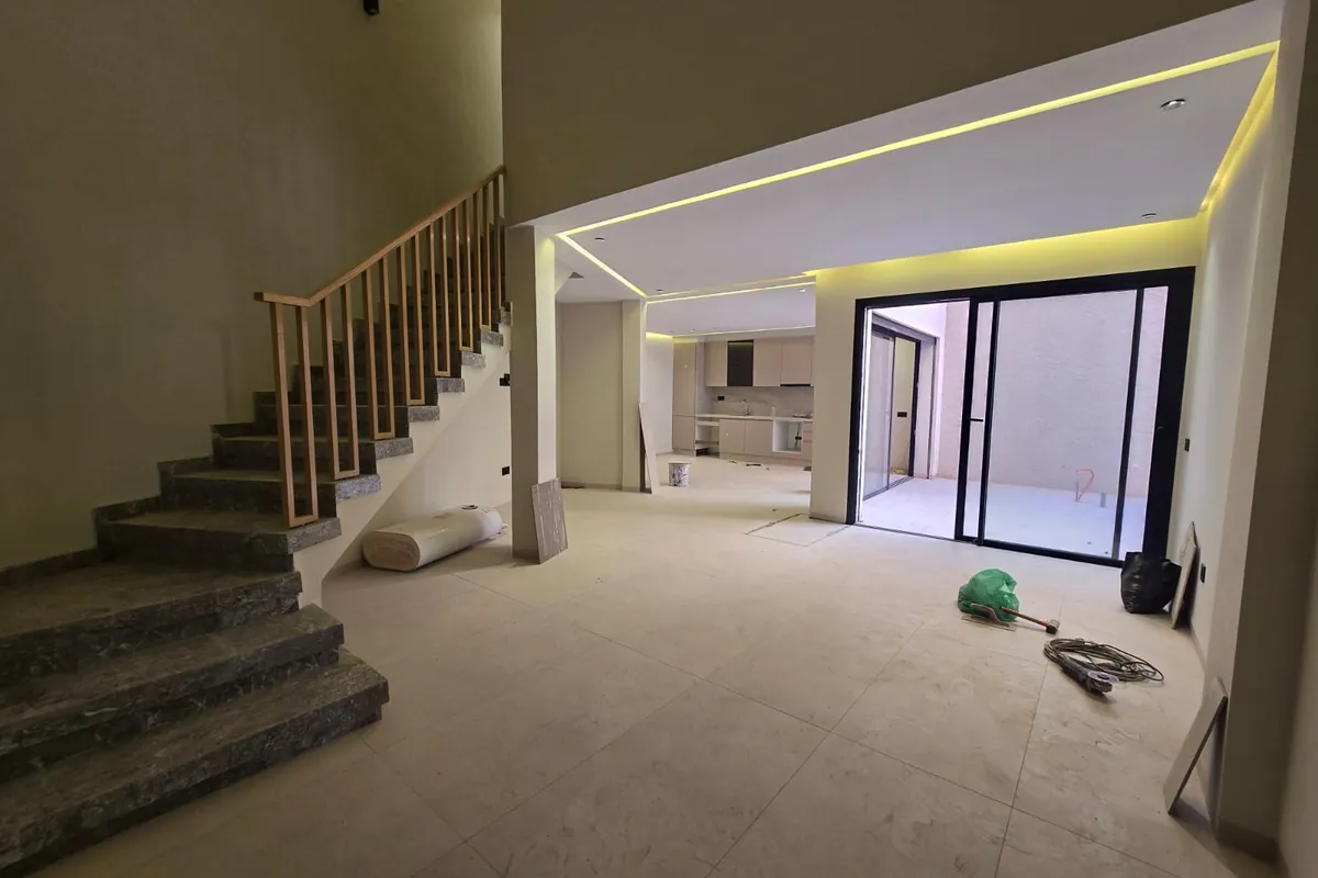Duplex neuf 109 m² avec cour privée et séjour double hauteur — Guéliz