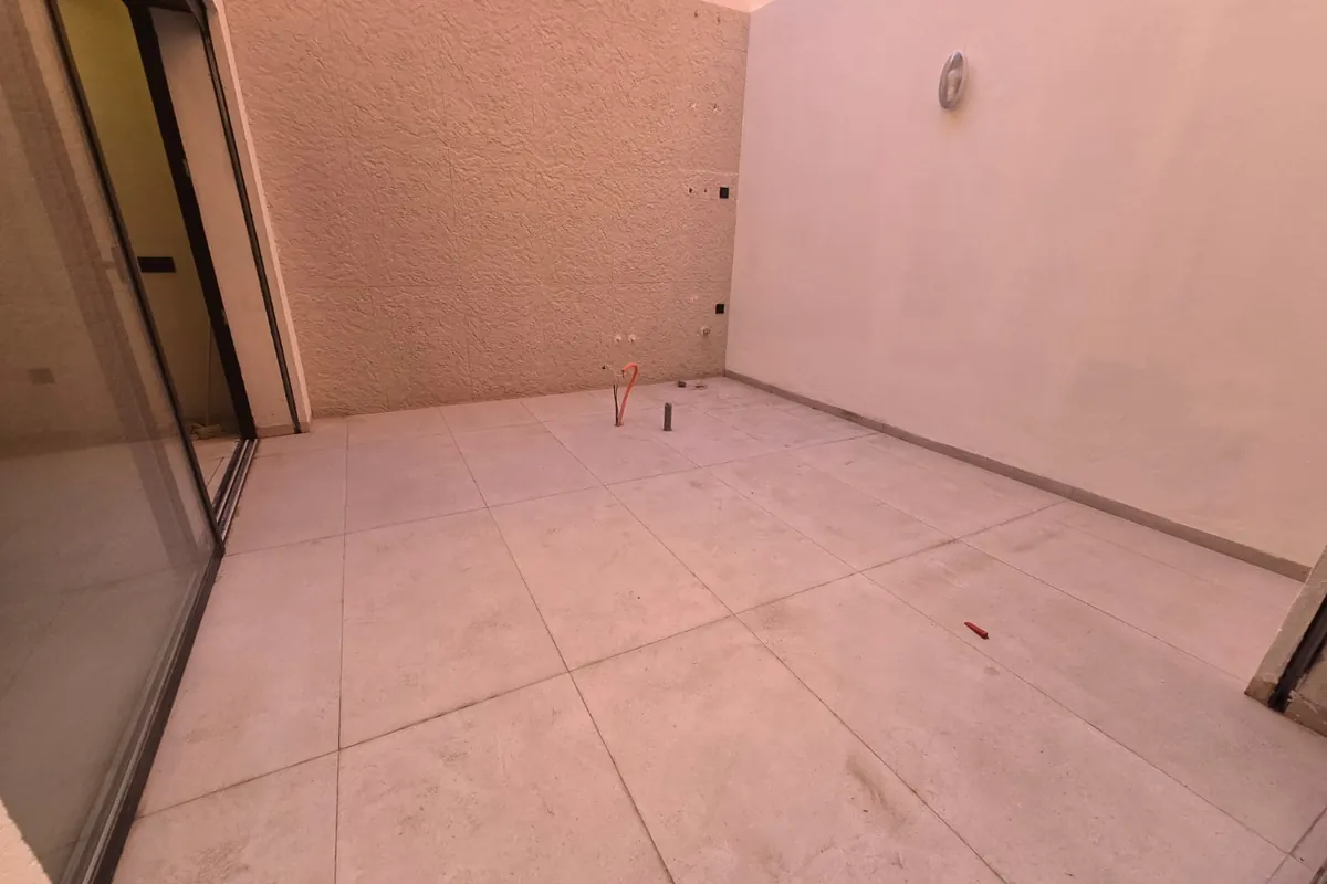 Duplex neuf 109 m² avec cour privée et séjour double hauteur — Guéliz
