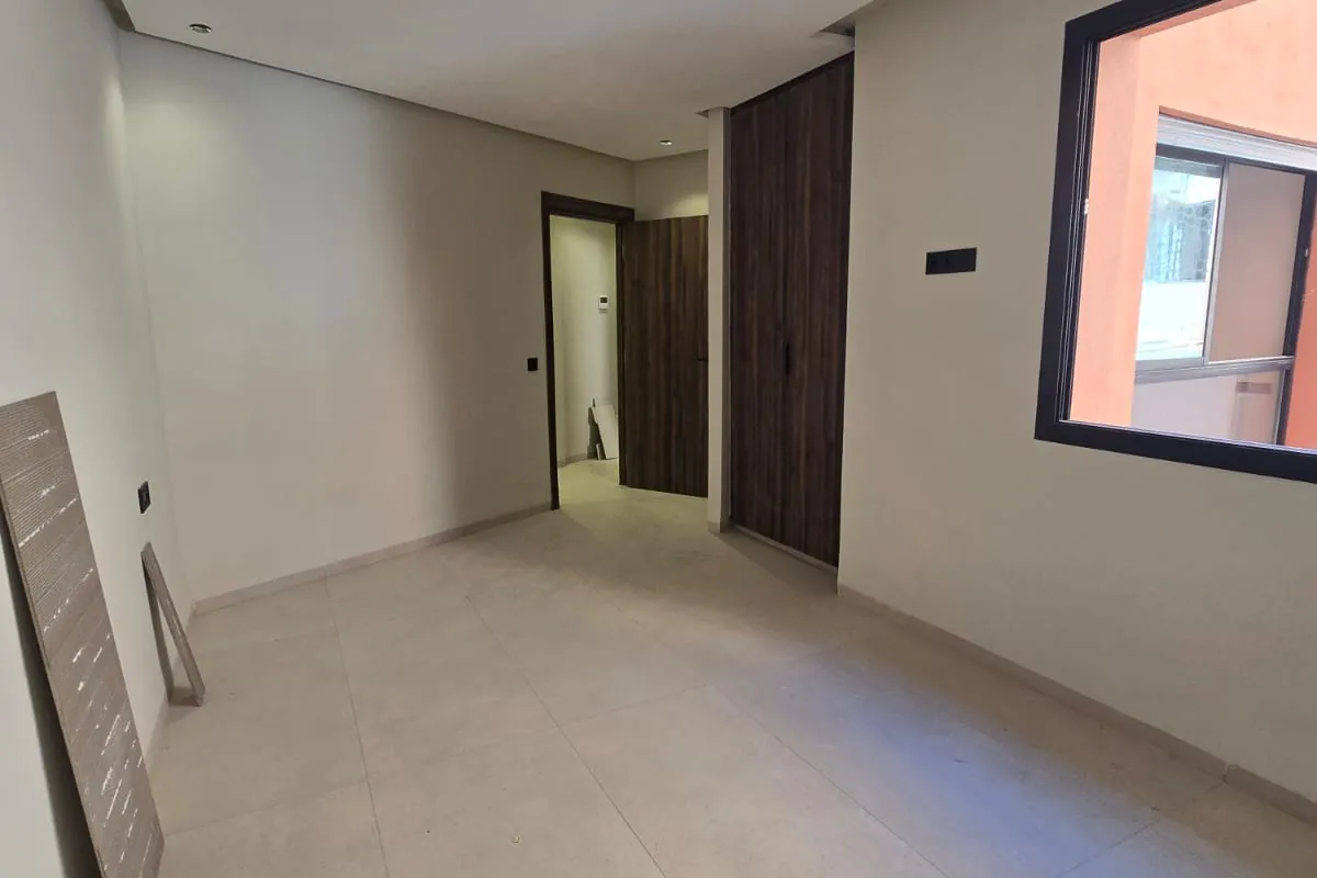 Duplex neuf 109 m² avec cour privée et séjour double hauteur — Guéliz