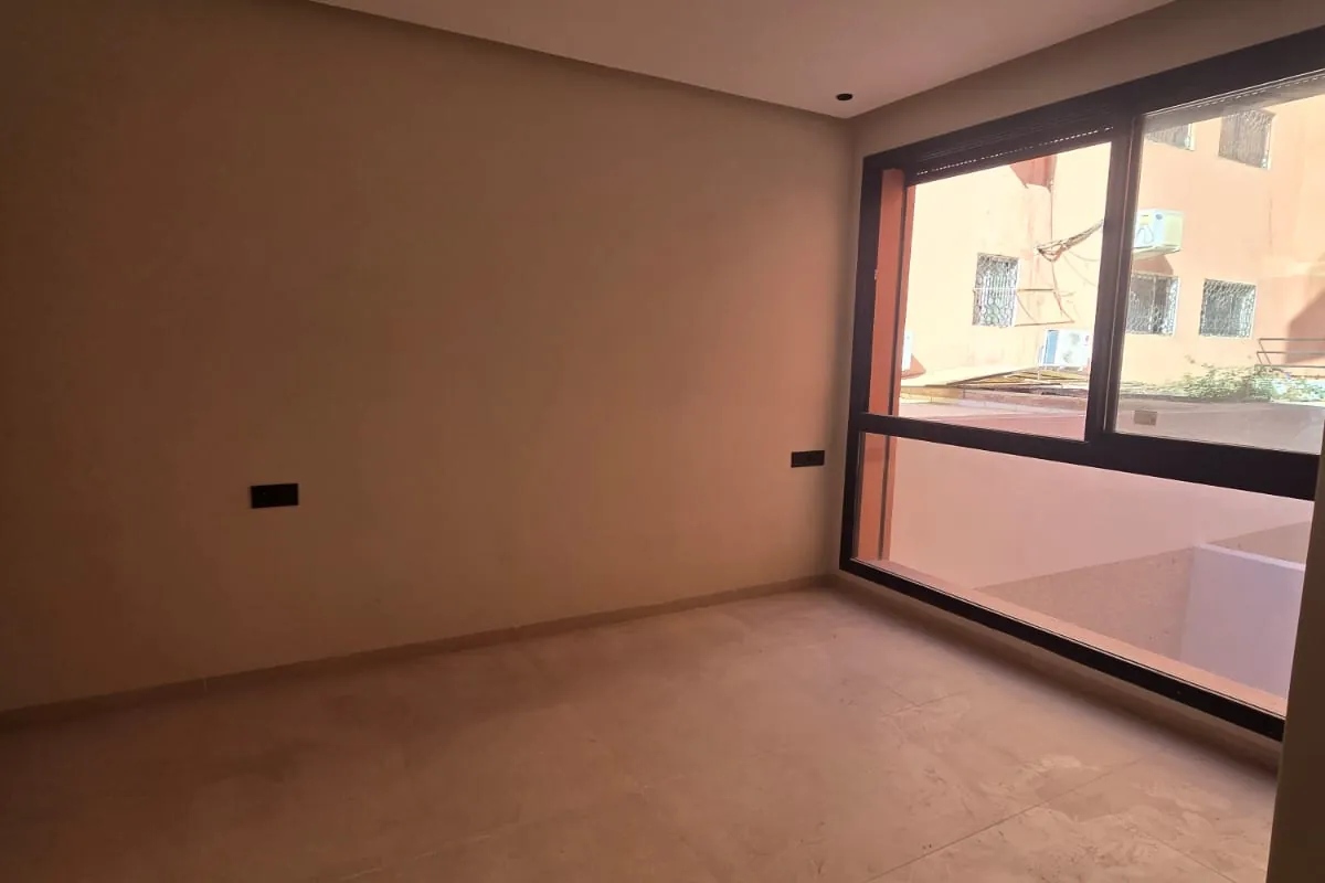 Duplex neuf 109 m² avec cour privée et séjour double hauteur — Guéliz